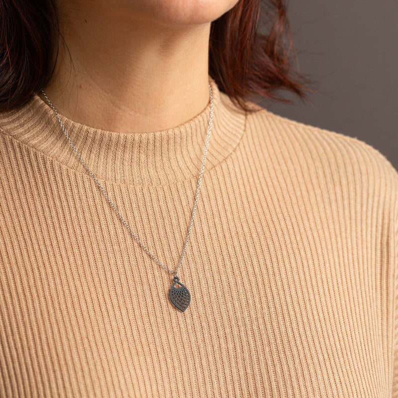 "Leaf" Necklace Wooden Pendant – Hypoallergenic Stainless Steel — Ansicht 3