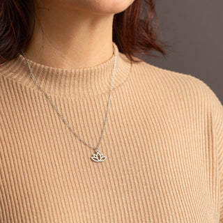 „Lotus“ Halskette mit Holzanhänger – federleicht | nachhaltig | hautfreundlich