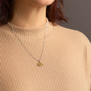 „Lotus“ Halskette mit Holzanhänger – federleicht | nachhaltig | hautfreundlich