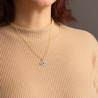 „Lotus“ Halskette mit Holzanhänger – federleicht | nachhaltig | hautfreundlich