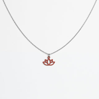 Lotus Halskette mit federleichtem 1 mm Holzanhänger, hypoallergene Edelstahlkette in 45 cm, nachhaltiges Holz, seidig-glatte Haptik – elegant und alltagstauglich
