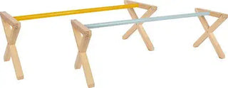 Hellblau-gelbes Cavaletti Hindernis-Set aus Holz (2er-Set) mit höhenverstellbaren Stangen, für Hobby Horse, Kindertraining und Agility mit Hunden.
