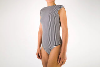 BODY LINE | Gestreifter Body mit U-Boot-Ausschnitt | Kontrastdetails & Stretchkomfort