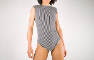 BODY LINE | Gestreifter Body mit U-Boot-Ausschnitt | Kontrastdetails & Stretchkomfort