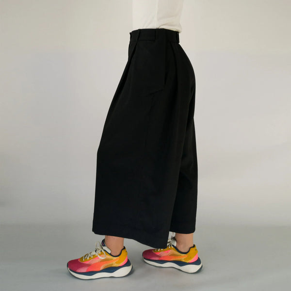 PANTS SMOOTH BLACK Wide Tencel Trousers Pleats Stone Nut Detail