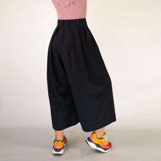 PANTS SMOOTH BLACK | Weite Tencel-Hose | Bundfalten & Steinnuss-Detail