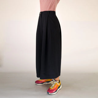 PANTS SMOOTH BLACK | Weite Tencel-Hose | Bundfalten & Steinnuss-Detail