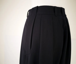 PANTS SMART BLUE | Weite Wollhose mit Bundfalten | Raffiniertes Bunddetail