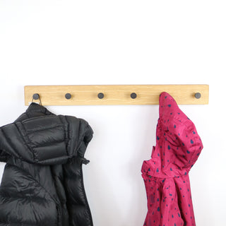 Garderobenleiste aus Holz Schwarze Haken