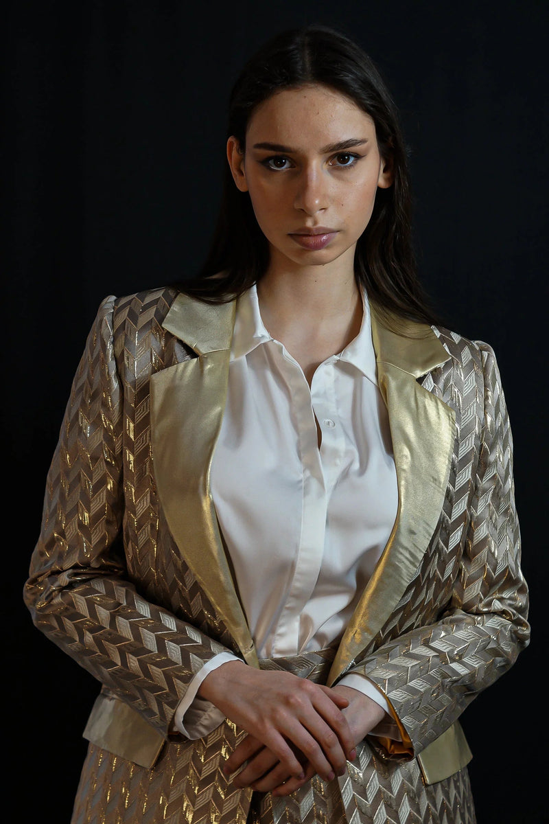 Amora Blazer – Recycled Polyester with Geometric Pattern & Shiny Lapel — Ansicht 2