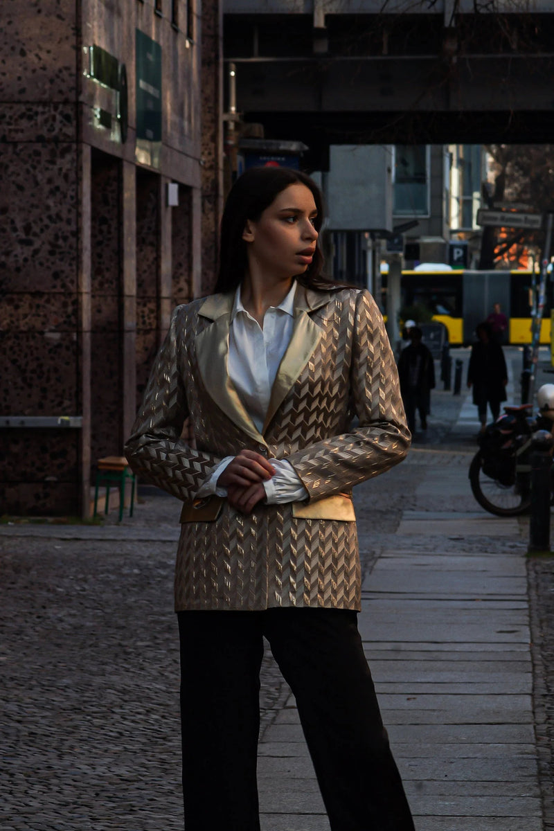 Amora Blazer – Recycled Polyester with Geometric Pattern & Shiny Lapel — Ansicht 4