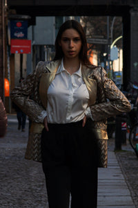 Amora Blazer – Recycled Polyester with Geometric Pattern & Shiny Lapel — Ansicht 3