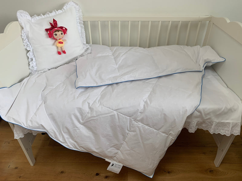 Kinderdecke mit Gänsedaunen 100x135 cm – Leicht, hypoallergen, pflegeleicht — von der Thannen Luxury Bedding