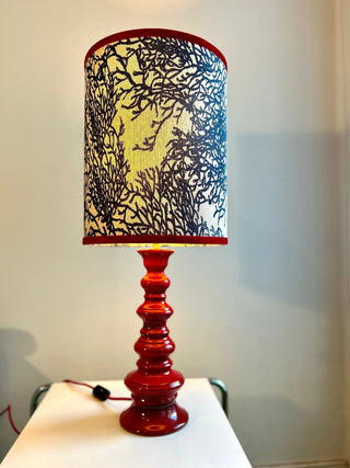 Fat Lava Stehlampe – Pagodenstil | Hustadt Leuchten | Mid Century Rot