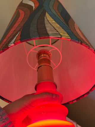 Restaurierte Peill & Putzler Lampe – Vintage Tischlampe | Rotes Opalglas | Mid Century Design