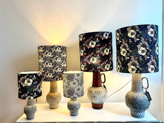 Mid Century Bay Keramik Tischlampe – Brutalismus | Bodo Mans Design | Graue Reliefkeramik