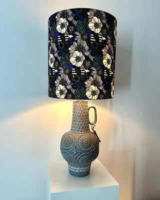 Mid Century Bay Keramik Tischlampe – Brutalismus | Bodo Mans Design | Graue Reliefkeramik