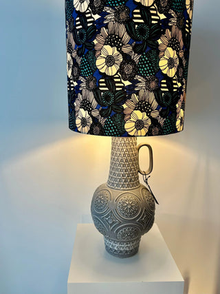 Mid Century Bay Keramik Tischlampe – Brutalismus | Bodo Mans Design | Graue Reliefkeramik