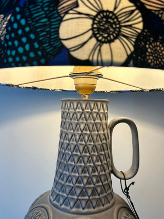 Mid Century Bay Keramik Tischlampe – Brutalismus | Bodo Mans Design | Graue Reliefkeramik