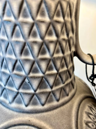 Mid Century Bay Keramik Tischlampe – Brutalismus | Bodo Mans Design | Graue Reliefkeramik