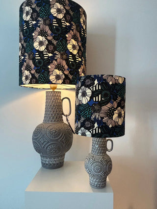 Mid Century Bay Keramik Tischlampe – Brutalismus | Bodo Mans Design | Graue Reliefkeramik