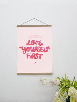 Love Yourself First A2 Canvas Print (42 × 59,4 cm) auf 380g Canvas – typografische Statement-Wandkunst, rahmenfrei für flexible Inszenierung.

