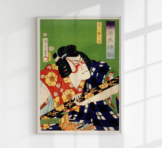 Historische Illustration eines japanischen Samurai mit erhobenem Schwert im Stil Toyohara Kunichikas, farbintensiver Fine-Art-Druck mit starken Kontrasten, vertikal ausgerichtet und als markante Wandkunst in einem modern eingerichteten Raum präsentiert

