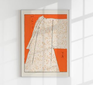 Illustration eines reich gemusterten japanischen Kimonos nach Watanabe Seitei vor hellem Hintergrund, Fine-Art-Druck im Vintage-Stil, vertikal ausgerichtet und als Wandkunst in einem dezent eingerichteten Raum präsentiert
