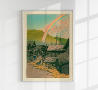 Japanische Straßenszene im Stil von Kawase Hasui mit traditioneller Häuserzeile, ruhiger Perspektive und weicher Lichtstimmung, als Fine-Art-Poster gerahmt an einer hellen Wand in einem dezent eingerichteten Wohn- oder Arbeitsraum
