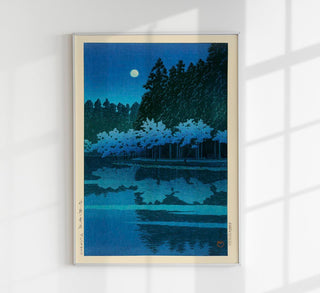 Japanische Frühlingsabend-Szene im Inokashira-Park mit Wasser, Blüten und feinem Abendlicht nach Kawase Hasui, als detailreicher Fine-Art-Kunstdruck für ruhige, kunstorientierte Wohn- und Arbeitsräume.
