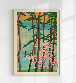 Japanische Frühlingslandschaft in Arashiyama mit Kirschblüten, Wasser und sanfter Lichtstimmung nach Kawase Hasui, als detailreicher Fine-Art-Kunstdruck für ruhige, kunstorientierte Wohn- und Arbeitsräume.
