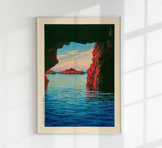 Blick aus der dunklen Kōjaku-Höhle auf der Oga-Halbinsel im Stil von Kawase Hasui hinaus auf blaues Meer, Felsformationen und hellen Himmel, als Fine-Art-Poster gerahmt an einer Wand in einem modern eingerichteten, naturverbundenen Raum
