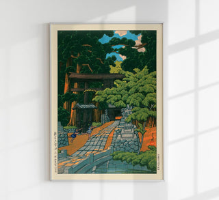 Kumagai Dairaidou Shrine by Hasui als Fine Art Print mit japanischem Schreinenmotiv im Ukiyo-e Stil, ideal für kultivierte, ruhige Wandgestaltung in Wohn- und Projekträumen.
