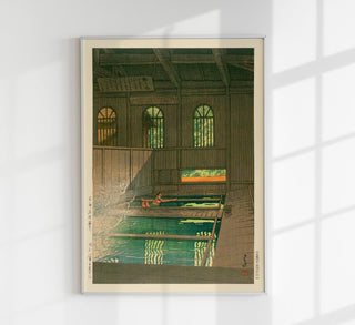 Japanisches Badehaus mit Holzinterieur, eine Figur sitzt im warmen Becken und blickt durch ein großes Fenster auf eine bergige Landschaft, weiche Lichtstimmung und sanfte Farben im Stil von Kawase Hasui, als Fine-Art-Print an einer dezent eingerichteten Wand präsentiert
