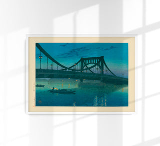 Nachtansicht der Kiyosu-Brücke in Tokio im Stil von Kawase Hasui, elegante Brückenkonstruktion über einem ruhigen Fluss mit Lichtreflexen, als Fine-Art-Poster gerahmt an einer hellen Wand in einem modern eingerichteten Wohn- oder Arbeitsraum
