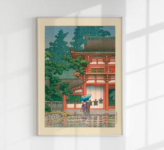 Ansicht des Kasuga-Schreins in Nara im Stil von Kawase Hasui mit Holzsäulen, Laternen und umgebender Natur, in weicher Lichtstimmung als Fine-Art-Poster gerahmt an einer hellen Wand in einem dezent eingerichteten Wohn- oder Arbeitsraum
