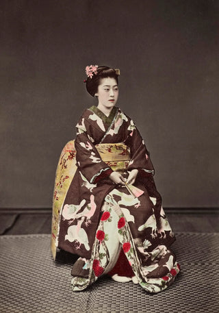Woman Posing by KimbeiWoman Posing by Kimbei | Japanische Fotokunst der Meiji-Zeit | Handgefertigt in Berlin