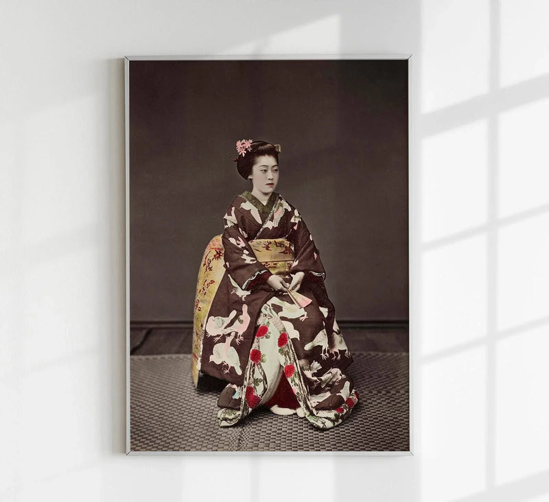 Woman Posing by Kimbei – Japanische Fotokunst handgefertigt Berlin — Patroa Studio