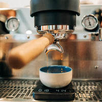 KUMO Flat White Blue Handmade Ceramic Mug — Ansicht 2