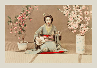 Geisha Playing Samisen by Ogawa Kazumasa – Historische Japan-Fotografie | Fine Art Print | Canvas