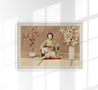 Geisha Playing Samisen by Ogawa Kazumasa – historischer Japan-Fotografie-Print als Fine Art Wandkunst für Wohnzimmer, Musikraum, Leseecke oder Galerie-Wall im poetischen Geisha-&-Shamisen-Stil

