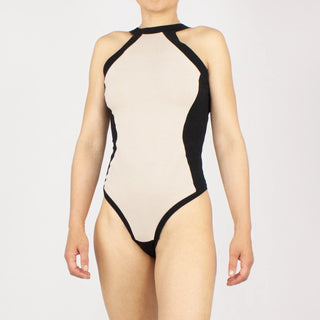 SOLBAK – Schulterfreier Body in Sand | Raffinierter Rückenausschnitt | Bio-Baumwolle