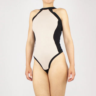 SOLBAK – Off-the-shoulder bodysuit in sand | Refined back neckline | Organic cotton