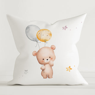 Kinder Dekokissen „Bärchen“ aus weicher Baumwolle, 40x40 cm, niedliche Bärchen mit bunten Luftballons, langlebiger wasserbasierter Druck – fröhlich und gemütlich.
