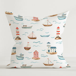 Am Meer Premium Dekokissen aus OEKO‑TEX Baumwolle, bunte Segelboote, Leuchttürme und Inseln in freundlicher, maritimer Illustration
