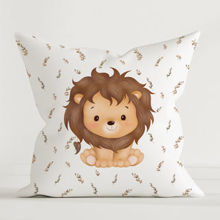 Kinder Dekokissen „Der kleine Löwe“ aus weicher Baumwolle, 40x40 cm, warmes Löwenmotiv, langlebiger wasserbasierter Druck – gemütlich und kindgerecht.

