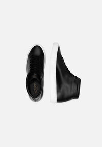 kūlson Black Salt Sneaker Schwarzes Rindsleder Recycelte Sohle Handmade Portugal — Ansicht 3
