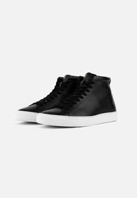 kūlson Black Salt Sneaker Schwarzes Rindsleder Recycelte Sohle Handmade Portugal — Ansicht 2