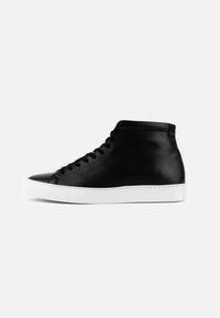 kūlson Black Salt Sneaker Schwarzes Rindsleder Recycelte Sohle Handmade Portugal — Ansicht 1