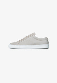kūlson Sneaker Willi Beiges Wildleder Handmade Portugal Recycelte Sohle — Ansicht 1